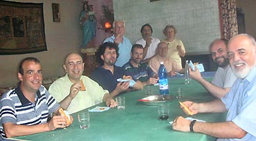 Con i ramia e Swami mentre gustiamo la pastiera di mia mamma Con i ramia e Swami mentre gustiamo la pastiera di mia mamma