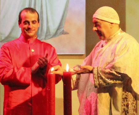 Swami Roberto accende la Fiamma della Gioia Swami Roberto accende la Fiamma della Gioia