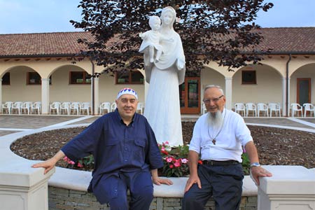 Padre Fulgenzio con Swami Roberto nel chiostro del monastero di Anima Universale Padre Fulgenzio con Swami Roberto nel chiostro del monastero di Anima Universale
