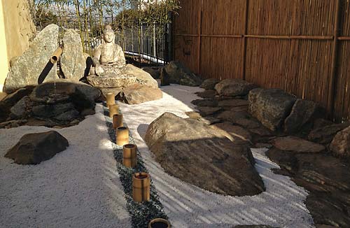 Il Giardino della Meditazione nell'ashram di Anima Universale Il Giardino della Meditazione nell'ashram di Anima Universale