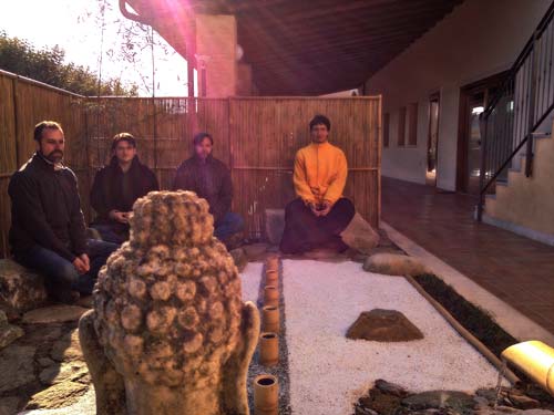 Monaci Ramia nel Giardino della Meditazione, nell'ashram di Anima Universale Monaci Ramia nel Giardino della Meditazione, nell'ashram di Anima Universale
