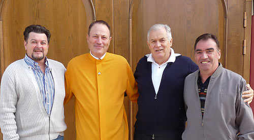 Gli incaricati della parrocchia ritirano il ferro Gli incaricati della parrocchia ritirano il ferro