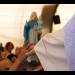 «Un bimbo porge con entusiasmo a Swami Roberto una Madonnina per farla benedire. Ho immortalato al volo questo momento commovente. Poi ho saputo che il bimbo aveva trovato quella Madonnina giorni prima nella spazzatura.» – ramia Riccardo